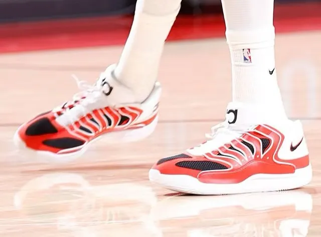 辉达娱乐-独木难支！杜兰特穿着长岛路德高中配色KD18，空砍31分5抢断