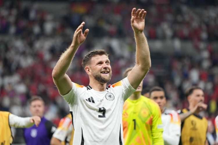 辉达娱乐登录-隆戈：菲尔克鲁格脚趾并非骨折而是骨裂，可能缺席未来2场比赛